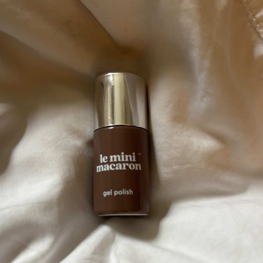 Le mini macaron latte Brown Gel nail Polish
